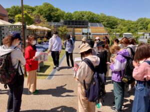 公園スタッフの卒業生から説明を受ける学生ら