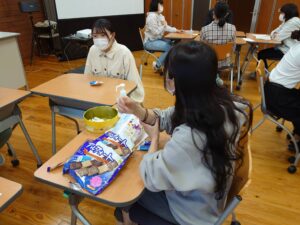 名刺代わりにお菓子を配る２年生