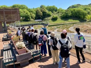 前学長から説明を受ける学生ら