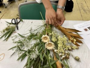 スワッグを制作する学生らの手元