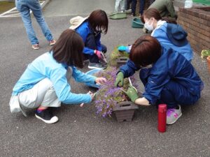 切り戻しをする学生ら