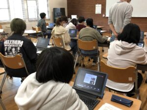 密を避けるため二年生は別室で、タブレット端末のオンライン会議システムで聴講