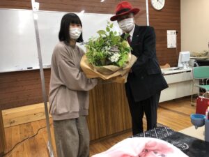 本日、加藤先生のお誕生日ということでサプライズの花束贈呈