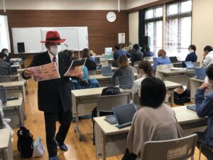 教壇から降りて学生に熱く語りかけて下さいました