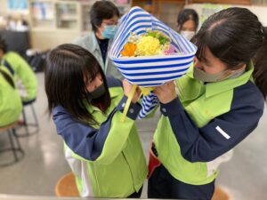 花束をラッピングする高校生ら