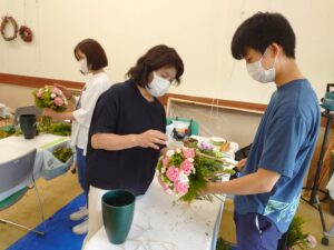 フラワー装飾技能士試験の練習をする学生らと指導する教員