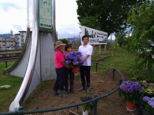 美濃加茂市議会長よりアジサイ鉢の贈呈