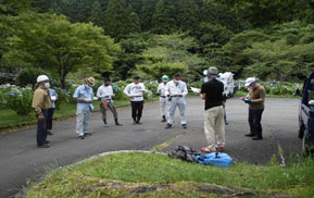 21世紀の森公園でアジサイ剪定について説明