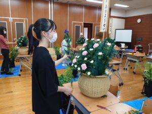 枕花を制作する学生