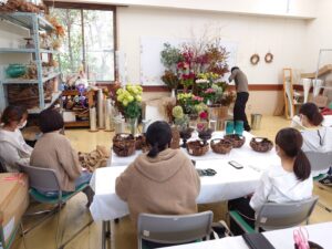 ディスプレイデモをする教員とみる学生