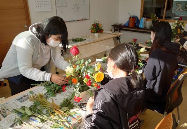 フラワーアレンジを指導する学生の様子