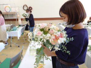 花束を制作する学生