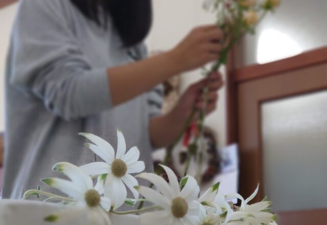フランネルフラワーと花束を制作する学生