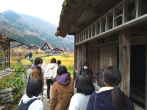 世界遺産の白川郷でガイド説明を受ける