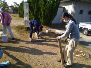 桂ケ丘のまちづくりに参加（やすりがけ）