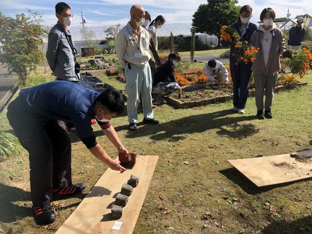 花壇での掘り上げ調査にもご協力頂きました