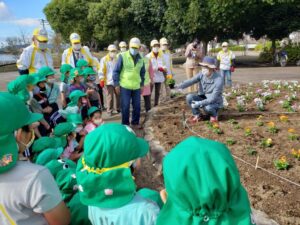 美濃加茂市大手町公園で幼稚園児と花苗の植栽