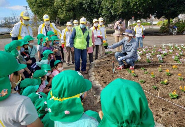 美濃加茂市大手町公園で幼稚園児と花苗の植栽