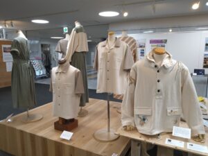 tomoniつながる和綿プロジェクト展での和綿の洋服