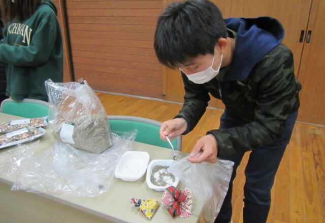 ビニール袋にラベンダー、バラなどを入れる