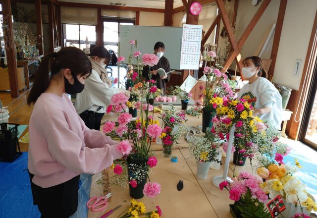 フラワー装飾技能検定の自主練をする学生ら