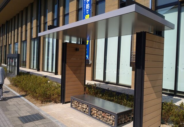 この地で産出されるチャートを詰めた布団かごのバス停ベンチ