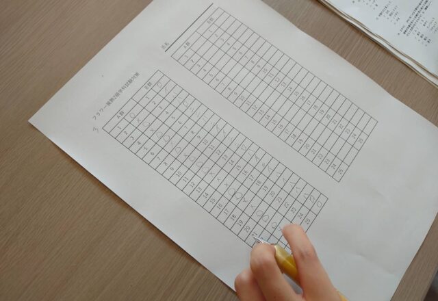 2級フラワー装飾学科の過去問題を解く学生ら