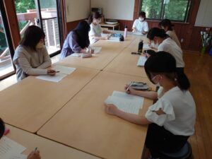 2級フラワー装飾学科の過去問題を解く学生ら