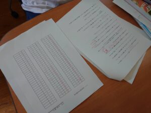 ３級フラワー装飾学科の過去問題を解く学生ら