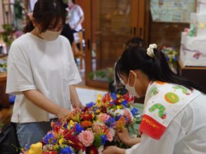 婚礼装花を制作する学生ら