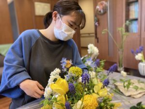 入学式の会場装飾をする学生