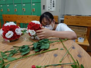 婚礼装花を制作する学生ら