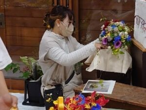 婚礼装花を制作する学生ら