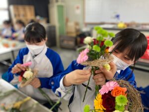 花束を制作する高校生
