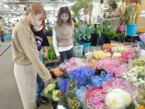 生花市場を視察する学生ら