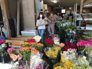 生花市場を視察する学生ら