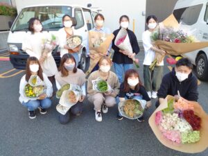 生花市場を視察する学生ら