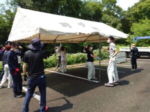 学園祭の準備をする学生ら