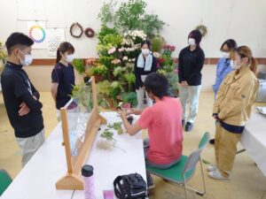 学園祭の準備をする学生ら