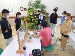 学園祭の準備をする学生ら