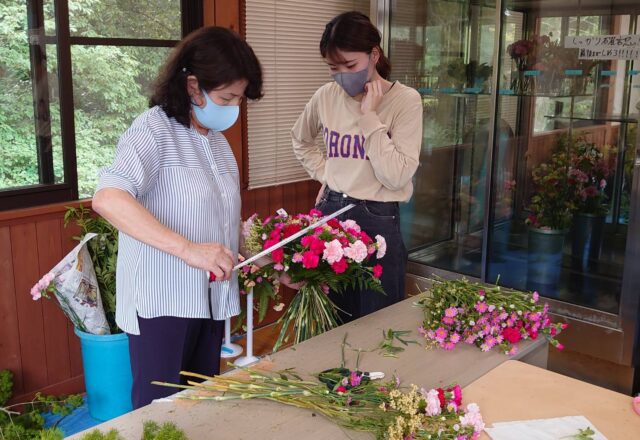 学生を指導する長縄先生