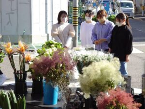 生花市場を視察する学生ら