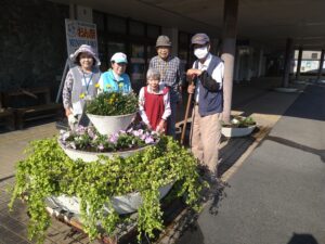 「みのかも花づくりの会」の皆さま。ヘデラも剪定しました。