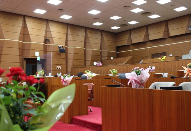 議場に飾られたバラの鉢