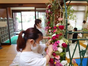 婚礼装花を制作する学生ら
