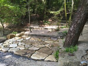 駐車場からのアプローチ。「市中の山居」への道。