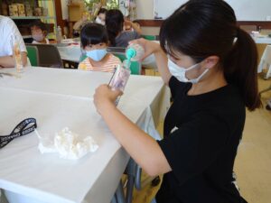 小学生に指導する学生