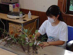 他の人の作品分析をする学生