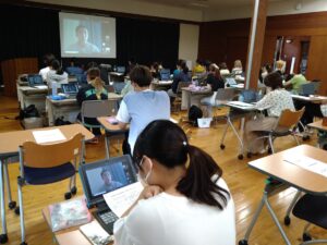 卒業生の仕事内容などをを聞く学生