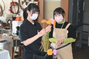 花束を制作する高校生ら